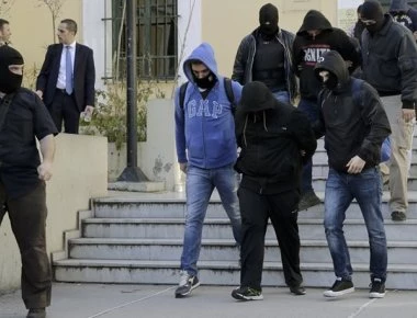 Προφυλακιστέοι κρίθηκαν τέσσερις από τους επτά κατηγορούμενους για την οργάνωση Combat 18